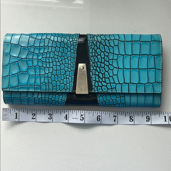 Luxurious Blue Textured Clutch with Glossy Finish - Picture 7 of 9